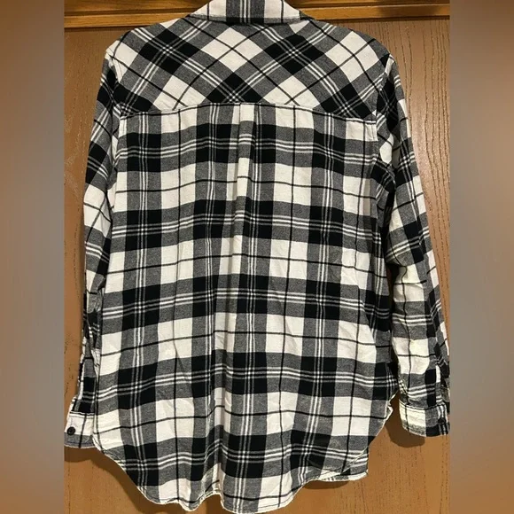 GAP Women’s Black and White flannel - Picture 2 of 4